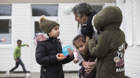 une éducatrice auprès des enfants