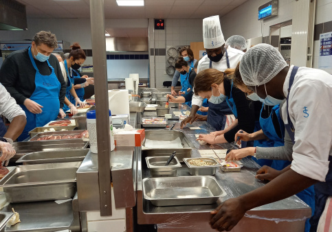 Salariés en atelier cuisine à l'école hôtelière Sainte-Thérèse (Paris) - (c) Apprentis d'Auteuil