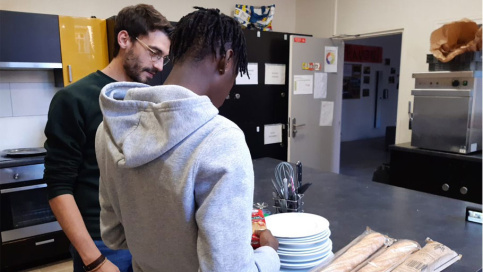 Accueil d'un jeune MNA Mathieu Warocquier, éducateur spécialisé à la MECS Sainte-Thérèse ©Apprentis Auteuil