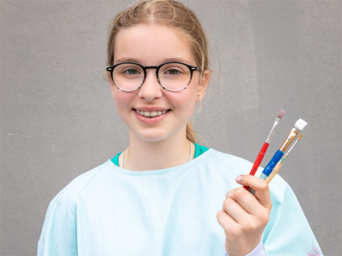 Petite fille dans un atelier de peinture