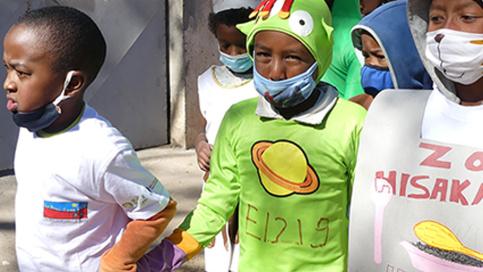 Défilé des enfants pour le droit à une nourriture suffisante et saine à Madagascar