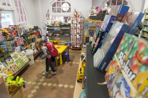 Petite fille dans la section "jeunesse" de la ressourcerie solidaire d'Apprentis d'Auteuil, qui propose livres et jouets. (c) Jean-Pierre POUTEAU/Apprentis d'Auteuil.