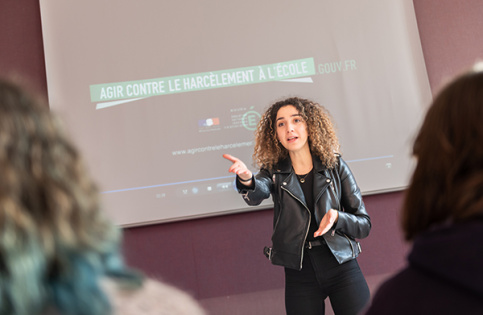 Justine Borri éducatrice à St-Michel projette un film de sensibilisation au harcèlement à des jeunes filles