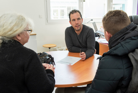 MECS - un chef de service en entretien avec une maman et son fils