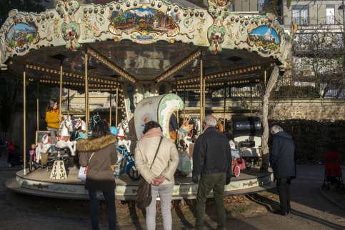 Plusieurs personnes qui entourent un manège