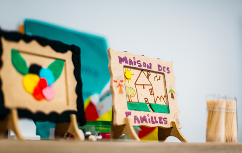 Tableau en bois représentant une maison des familles