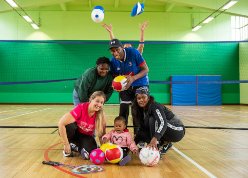 Maison des familles du Havre, sortie sportive dans un gymnase de la ville  avec la codirectrice, 2 mamans, un éducateur sportif (hors Auteuil) et les enfants