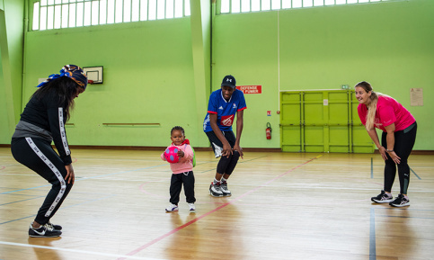 Maison des familles du Havre, sortie sportive dans un gymnase de la ville avec la codirectrice, une maman, un éducateur sportif (hors Auteuil) et Heiva, 18 mois