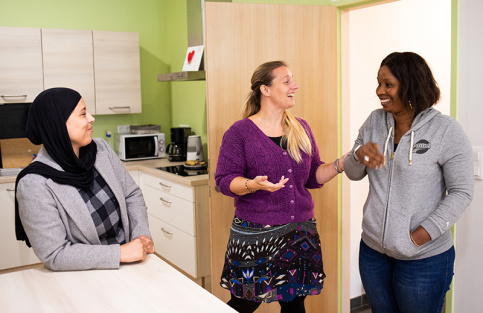 Photo de la maison des familles du Havre, Aurélie Lefrançois échange avec 2 mamans dans la cuisine