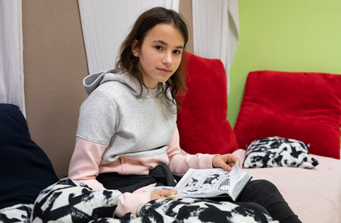 Adolescente en internat lisant