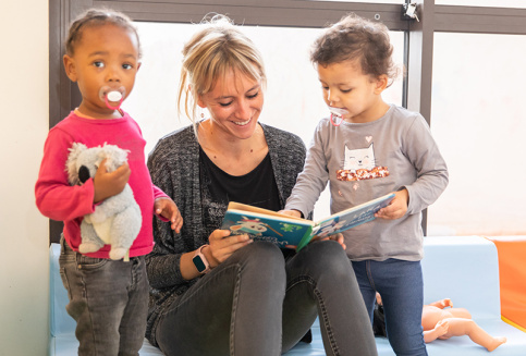 Dossier petite enfance - Crèche Un air de printemps à Marseille, moment de lecture