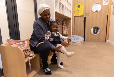 Dossier petite enfance -  Malika avec sa maman à la crèche "D'ici et d'ailleurs"