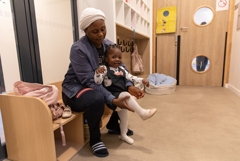 Dossier petite enfance - Malika avec sa maman à la crèche "D'ici et d'ailleurs"