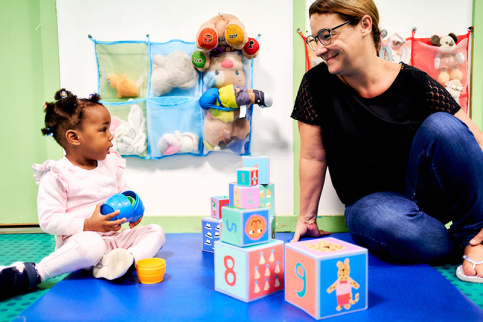 Dossier Petite enfance -  Delphine, auxiliaire de puériculture,  joue avec Lawrenta