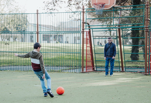 Accueil de familles à la MECS Saint-Joseph; un fils et son père jouent au foot.