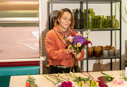 Marie Fichera, ancienne de la fondation, aujourd'hui fleuriste, dans sa boutique