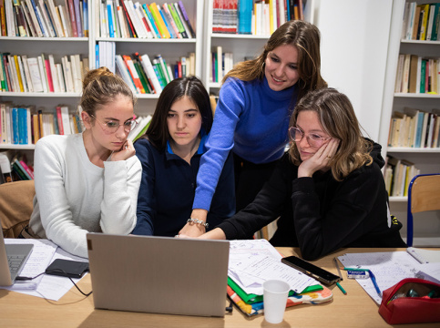 Hortense, étudiante à PREFO, pré-formation d'éducateur avec d'autres étudiantes