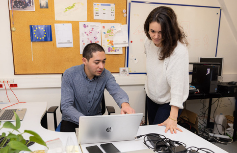 Anthony Filipe, support informatique au siège, avec Helen Martinot