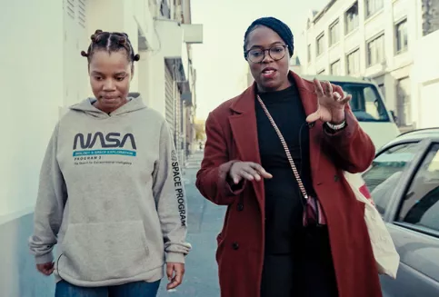 Impact jeunes : les jeunes des quartiers prioritaires de Saint-Ouen, comme Liandra, 21 ans, sont approchés par les boosters dans la rue. 