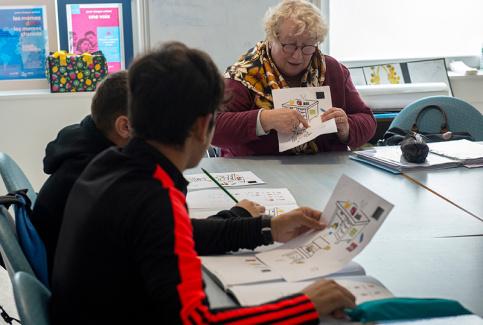 Cours de français langue étrangère (FLE) au SAVA d'Abbeville avec Françoise Geboes-Jarret, professeure de FLE.