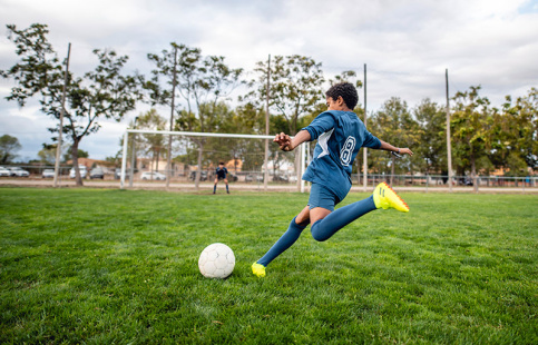 Jeune garçon jouant au foot