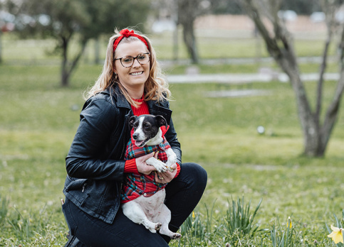 Portrait de Cynthia Blanc, ancienne de la fondation, avec son chien