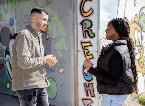 Ismail Rahahoui, référent Impact Jeunes PACA, discute avec la jeune Niliana 