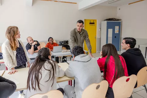 Dispositif Impact jeunes à Arles -Ismail Rahahoui avec des boosters et des jeunes