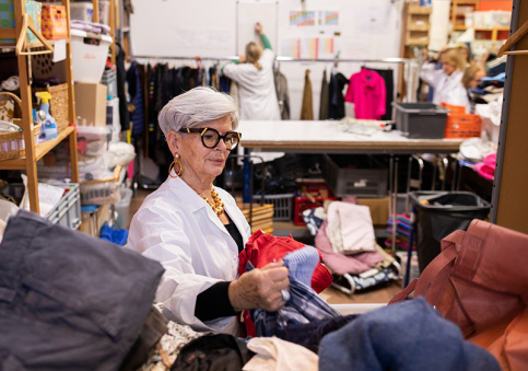 La ressourcerie d'Apprentis d'Auteuil- une bénévole trie les vêtements
