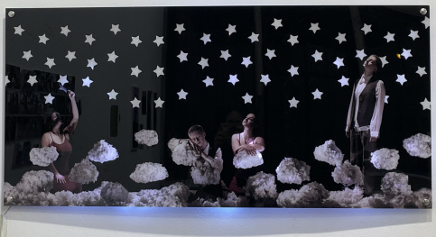 L'oeuvre est constituée de 4 personnes dans un décor de nuages et sous les étoiles.