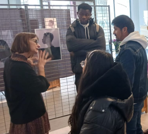 Jeunes, Jean Fontayne et Sophie Chabaud devant l'une des oeuvres de l'exposition