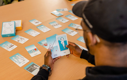 Dispositif Boost Insertion Daveqe Marseille -Atelier cartes avec  un jeune homme