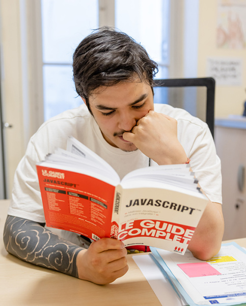 Dispositif Boost Insertion Daveqe Marseille -Portrait Youcef regarde un livre sur le langage Javascript