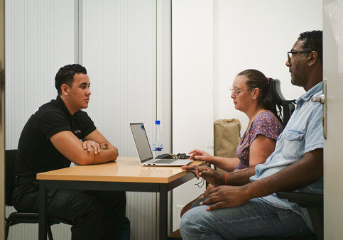 Darice, en CAP agent de sécurité au Campus Elie à La Réunion, en entretien avec Emmanuel Latchoumanin (éducateur scolaire) et Gwenaëlle Clairivet (éducatrice de vie scolaire)