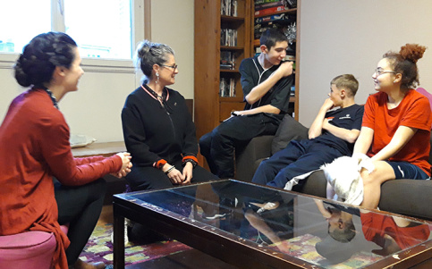 À la Maison d’enfants Jean-Bosco du Havre, des jeunes débattent, accompagnés par Élodie Dupont, psychologue clinicienne (à g.) et Isabelle Delarue, animatrice pastorale (à dte.)