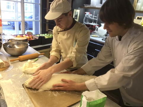 Un jeune en stage ERASMUS dans une pâtisserie à Prague