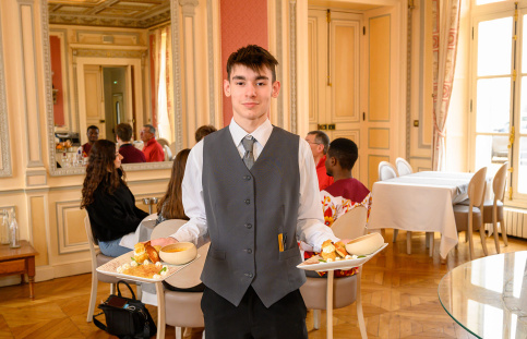 Jeune serveur du lycée hôtelier de Notre-Dame (28)