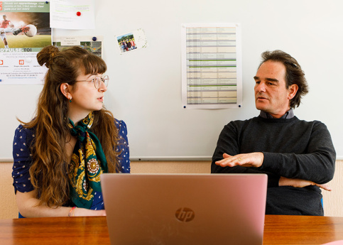 Raphaël Seydoux, coordinateur de dispositifs d'insertion au Château des Vaux, en discussion avec sa collègue Valentine Blavette, CIP (conseillère en insertion professionnelle)