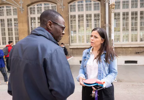 Célina Sizabuire, responsable de vie scolaire au lycée Saint-Philippe, discute avec un collègue 