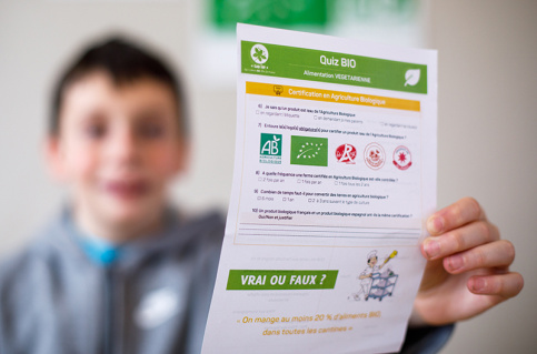 Vincent présente un quiz bio sur l'alimentation végétarienne au collège Saint-Philippe