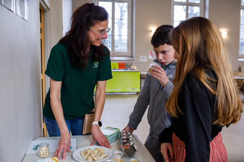 Deux jeunes du collège Saint-Philippe, Vincent et Annaëlle, découvrent des céréales bio