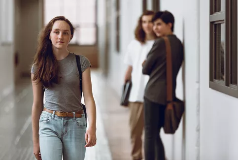 Le regard de deux garçons au passage d'une jeune fille