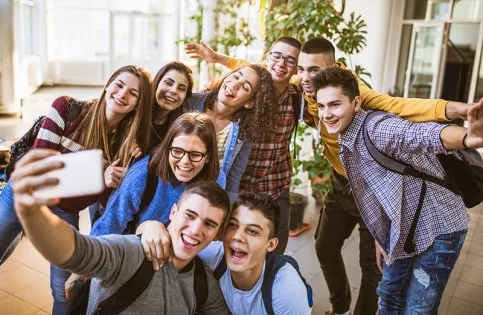 Groupe d'amis, filles et garçons, lycéens