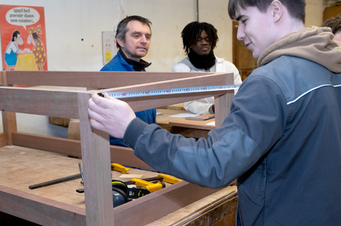 Lycée professionnel Saint-Philippe - CAP MFMMA (Menuisier, Fabricant de Menuiserie, Mobilier et Agencement), François de Belder, professeur de menuiserie et des élèves