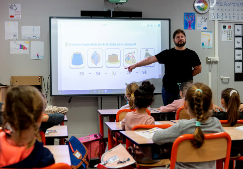 Samy Blin, professeur des écoles, à l'école Saint-Gabriel de Bagneux dans sa classe