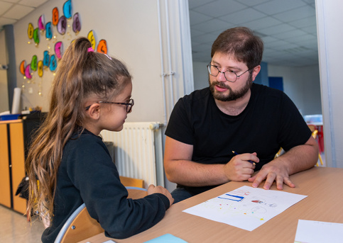 Samy Blin, professeur des écoles, à l'école Saint-Gabriel de Bagneux, une élève lui présente son dessin 