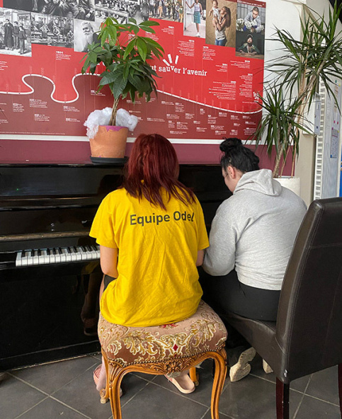 2 jeunes filles du FJT Provence verte à Brignoles, de dos, jouant du piano
