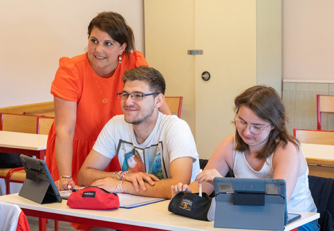 Lycée Horticole Paysager Privé Notre Dame des Jardins - Larry en1ère BAC Pro Technicien Conseil Vente Univers Jardinerie avec Marine Pinceaux, professeur technique de vente et travaux pratiques