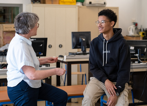 Lycée Professionnel  Sainte-Thérèse  - discussion entre Charles-Antoine et Monique Balloy, la directrice