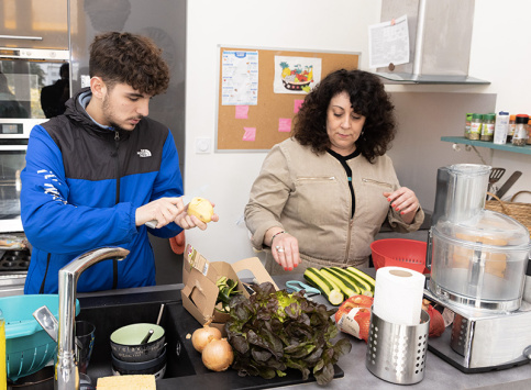 Céline Ricou, maîtresse de maison à la MECS de Saumur. Préparation du repas avec Kéane.